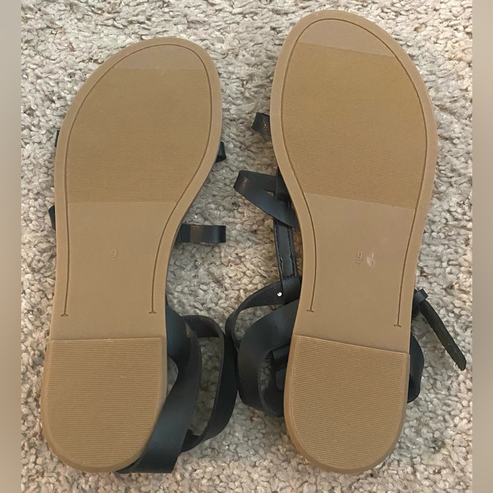 Old Navy Gladiator Style Black Sandals - Picture 3 of 4